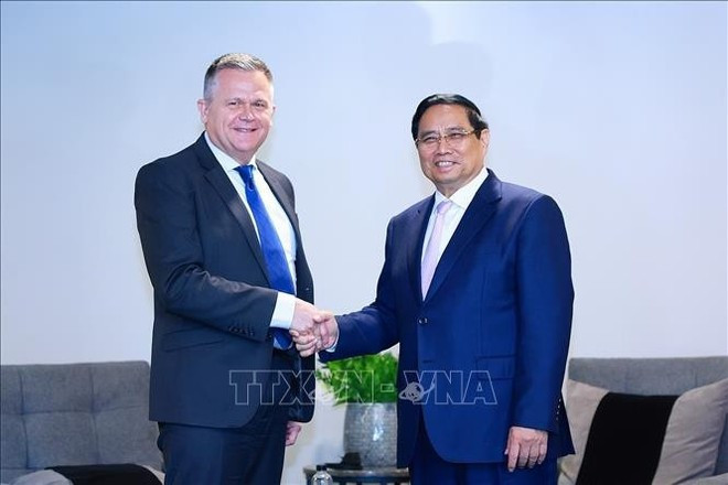 Vietnamese Prime Minister Pham Minh Chinh and De Villiers Engelbrecht, CEO of Airlink (Photo: VNA)