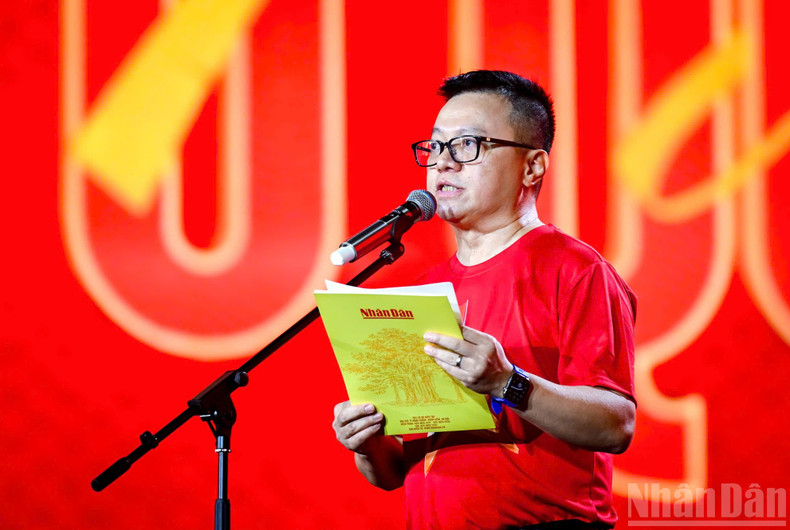Member of the PCC and Editor-in-chief of Nhan Dan Newspaper Le Quoc Minh, who is also Deputy Head of the PCC’s Commission for Communications and Education and Chairman of Viet Nam Journalists’ Association, speaks at the programme. 3.jpg