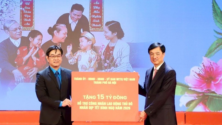 Secretary of the Ha Noi Party Committee Nguyen Duy Ngoc presents 15 billion VND in support to workers in the capital on the occasion of Tet (Lunar New Year) 2026.
