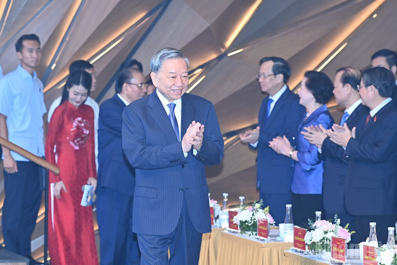 Party General Secretary To Lam together with current and former Party and State leaders at the celebration of the 80th anniversary of the finance sector’s traditional day. Party General Secretary To Lam together with current and former Party and State leaders at the celebration of the 80th anniversary of the finance sector’s traditional day.