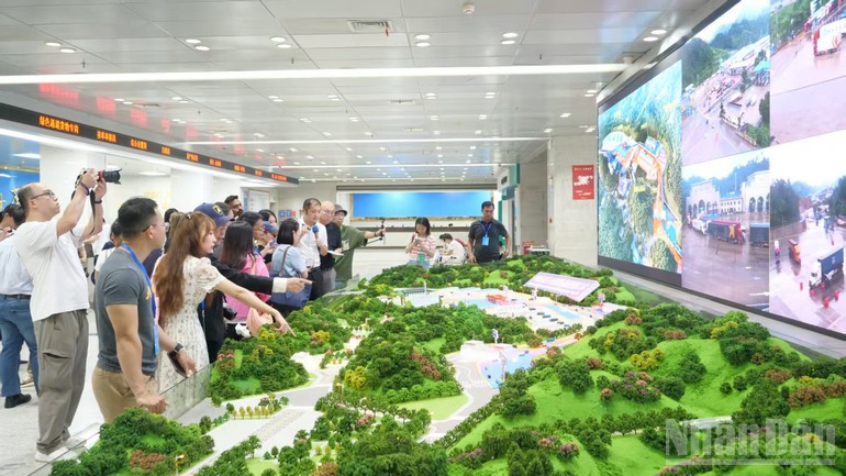 A scaled model demonstrates the scale and operational process of the smart border gate. A scaled model demonstrates the scale and operational process of the smart border gate.