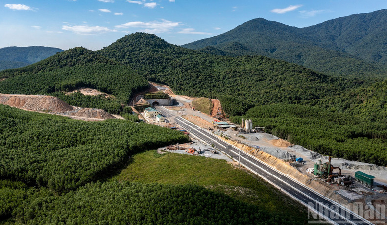 The Deo But Tunnel, part of the Vung Ang–Bung Expressway project, cuts through Deo But Mountain. expressway7.jpg