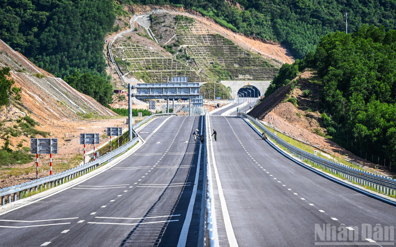 In recent days, hundreds of engineers and workers have been working overtime in scorching heat to meet the August 19 opening deadline for the Vung Ang–Bung Expressway, part of the 2021–2025 North–South Expressway project. expressway8.jpg