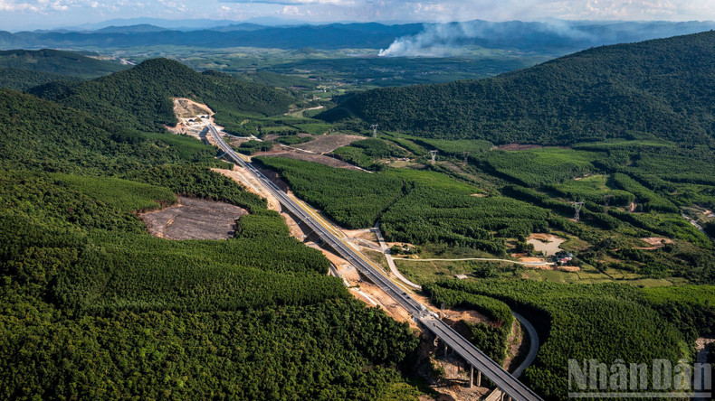 Deo But Tunnel - the most important section of the Vung Ang–Bung Expressway - stretches nearly 1 km with an investment of over 1 trillion VND. Cutting through the Dong Nang mountain range in Ha Tinh, it features two parallel tubes spaced 45 metre apart. The left tube is 716 metre long, the right tube 840 metre, each 15 metre wide and 8 metre high. expressway12.jpg