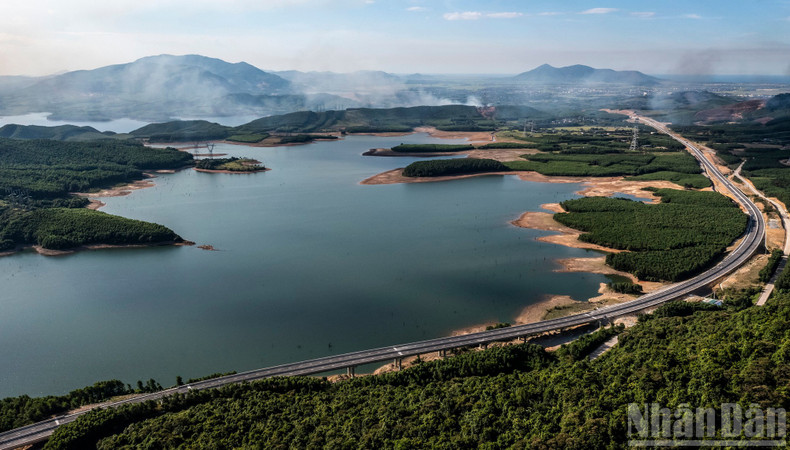 The expressway winds along the Kim Son Reservoir (with a capacity of 17.5 million cubic metres) in Ky Hoa Commune, offering a poetic and majestic landscape. expressway15.jpg