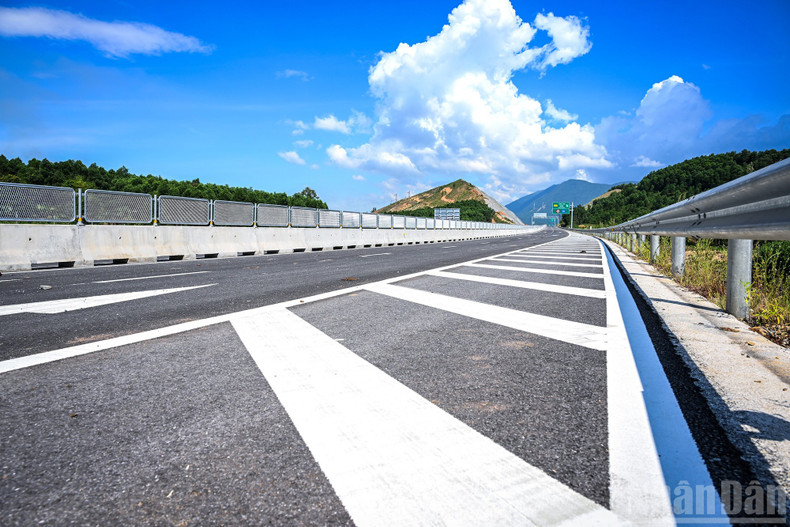 Most sections of the Vung Ang–Bung Expressway have been fitted with guardrails, barriers, road markings and traffic signs. expressway5.jpg