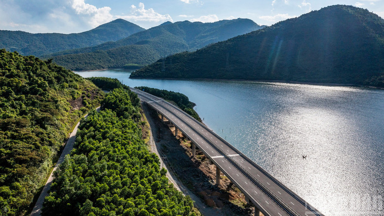 The Vung Ang-Bung Expressway passes through a breathtakingly majestic landscape. expressway19.jpg