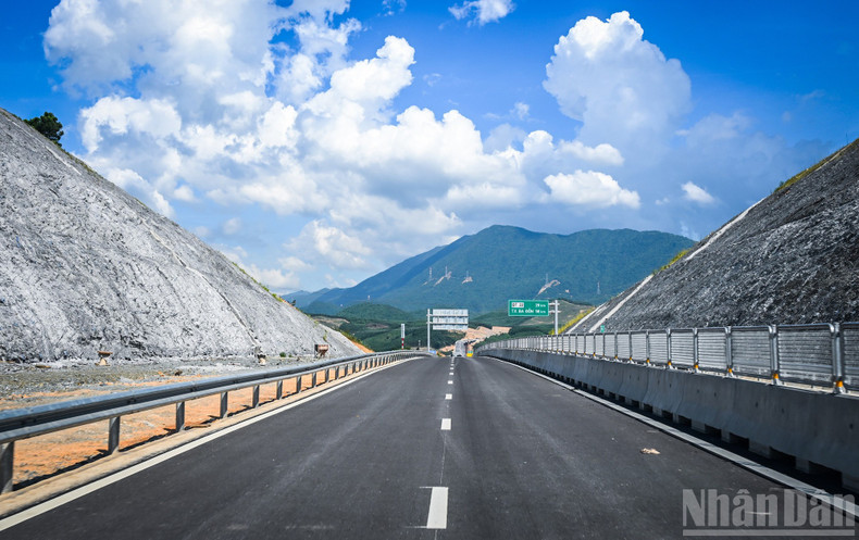 As the Vung Ang–Bung Expressway runs through mountainous terrain, anti-landslide measures have been implemented at high-risk sections. expressway6.jpg