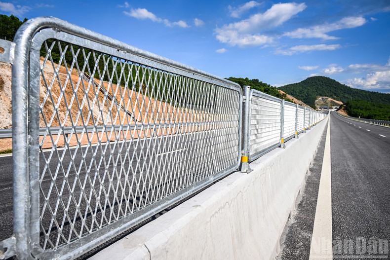 After completing asphalt surfacing, contractors have been finishing safety features such as median barriers, expansion joints, guardrails, lane markings, and traffic signs. Contractor Hoa Binh 479 Joint Stock Company, in charge of Bridge No.1, has been working at full pace to meet the project deadline. expressway4.jpg