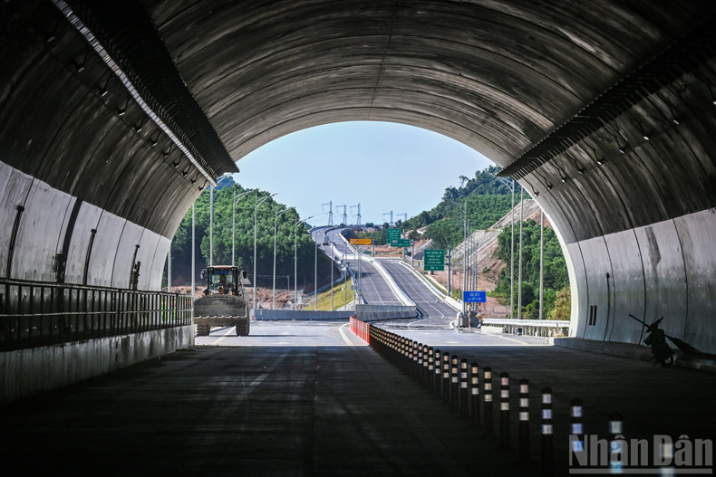 Deo But is the only road tunnel along the over 107 km stretch of the North–South East Expressway passing through Ha Tinh province. The project is managed by Project Management Board 6 (Ministry of Transport, now under the Ministry of Construction). expressway11.jpg