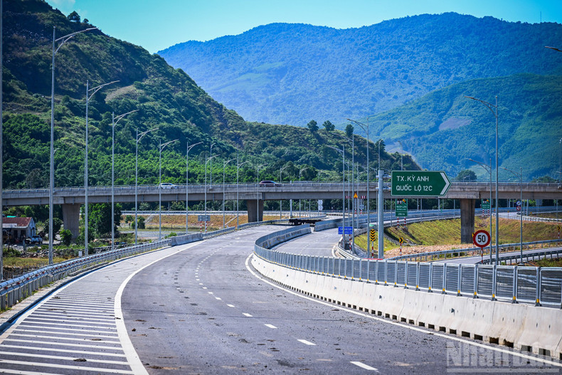 In former Ky Anh district and town of Ha Tinh Province, the expressway cuts through challenging terrain of hills, mountains, and reservoirs. expressway2.jpg