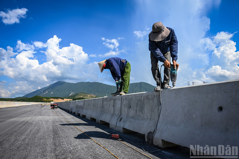 These days, hundreds of engineers and workers are working overtime under the scorching sun at the Vung Ang–Bung Expressway construction site (part of the North–South Eastern Expressway project, 2021–2025 phase) to meet the scheduled opening on August 19. expressway13.jpg