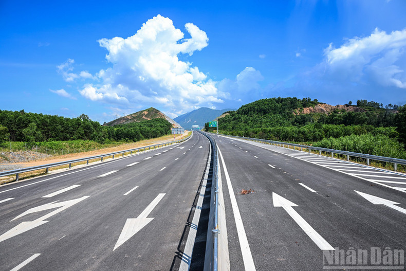 On August 19, the Vung Ang–Bung section - part of the North–South Expressway project - will be officially opened to traffic as directed by the Prime Minister and the Ministry of Construction. expressway3.jpg