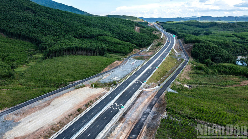 Once operational, the Vung Ang–Bung Expressway will bring significant and multifaceted benefits, cutting travel time between Quang Tri, Ha Tinh, and northern provinces, while greatly facilitating trade, freight transport, and tourism development. expressway14.jpg
