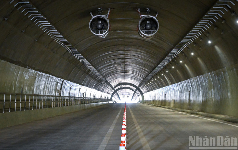 The Deo But Tunnel has also been fitted with lighting and safety systems. Stretching nearly 1 km, it features two tubes: the left 716 m long, the right 840 m, each 15 m wide and 8 m high. expressway10.jpg