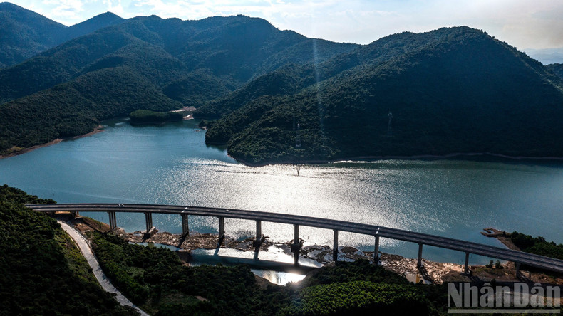 The bridge crossing the Kim Son Reservoir offers stunning scenery along the Vung Ang-Bung Expressway at sunset. expressway17.jpg
