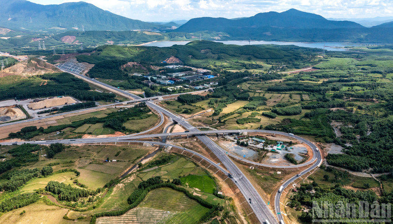 The expressway starts at National Highway 12C in Ha Tinh’s Ky Hoa Commune and ends in Quang Tri’s Bo Trach District, linking with the Bung–Van Ninh Expressway. expressway1.jpg
