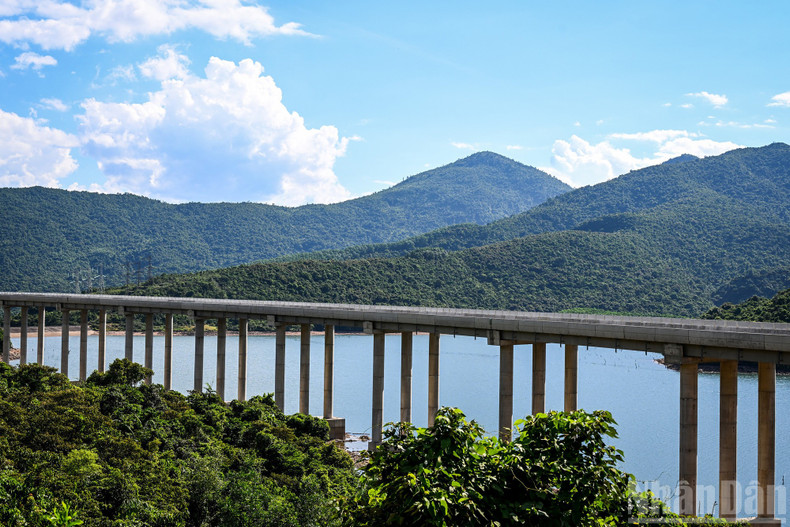 The nearly 1-kilometre-long bridge, with 22 spans and piers 30–50 metre high, connects two hills across a deep, bowl-shaped valley. expressway18.jpg