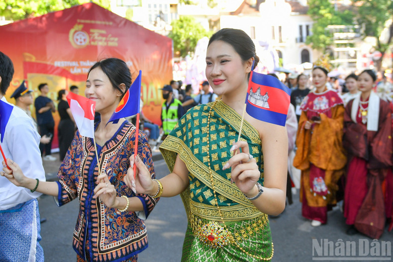 ASEAN countries’ traditional costumes are shown to celebrate 30 years of Viet Nam’s accession to ASEAN.