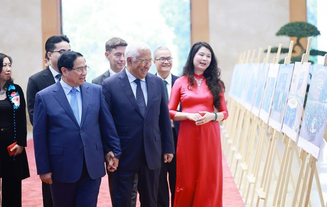 Prime Minister Pham Minh Chinh and EC President António Costa visit a photo exhibition on Viet Nam-EU relations held by the Viet Nam News Agency. (Photo: VNA)