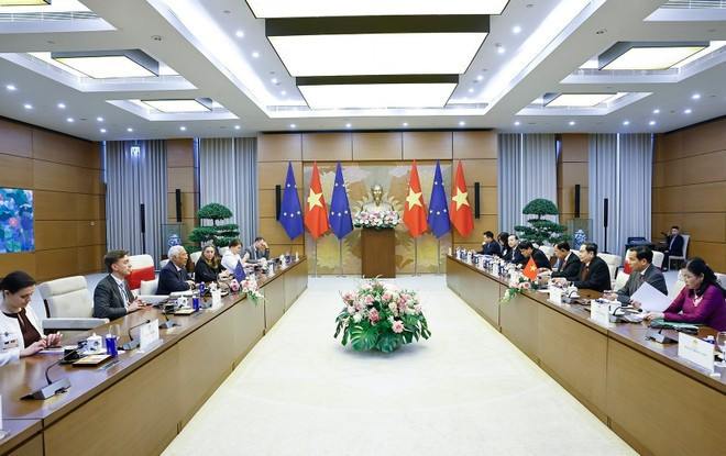 National Assembly (NA) Chairman Tran Thanh Man (third, right) hosts a reception for European Council President António Costa on January 29. (Photo: VNA)