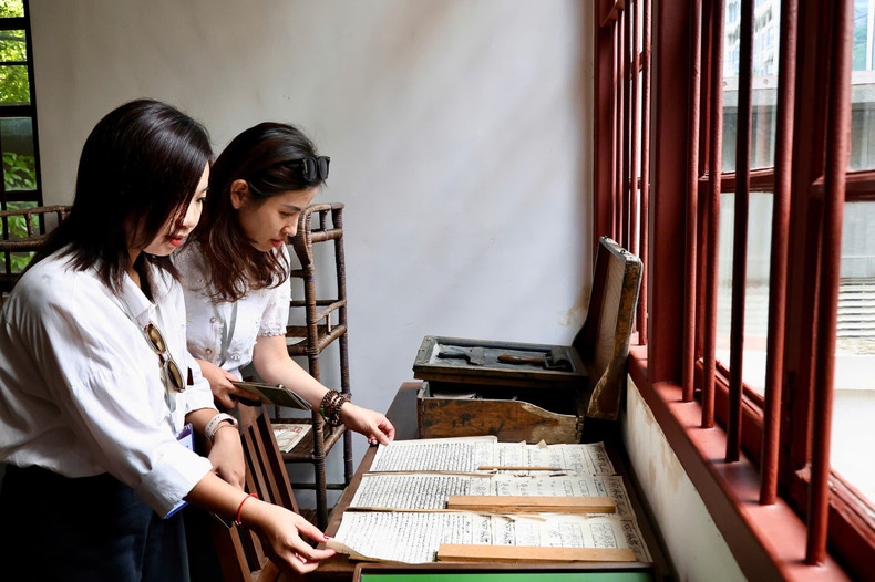 Reporters see the printed issues of Thanh Nien Newspaper at the headquarters of the Viet Nam Revolutionary Youth League. anh6.jpg