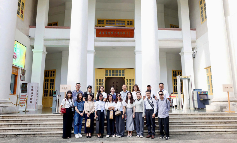 The delegation's members pose for a photo at the Guangzhou Museum of Modern History. anh11.jpg