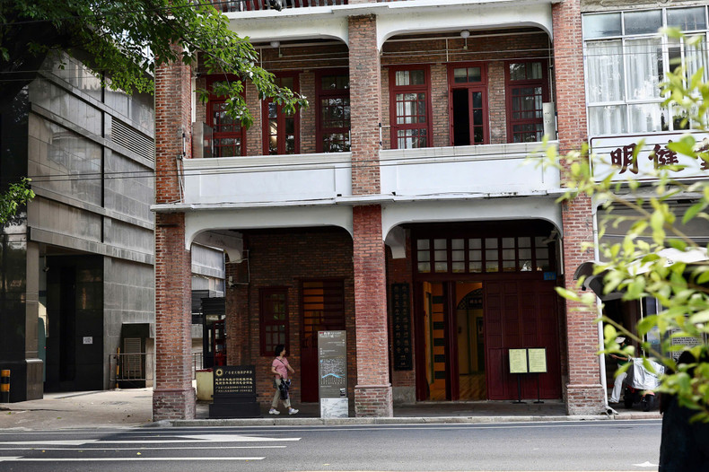 The relic site of the headquarters of the Viet Nam Revolutionary Youth League is located at House No. 248 – 250 on Wenming Street, Guangzhou City.. anh9.jpg
