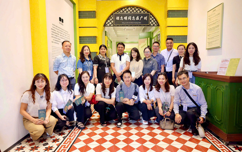 Reporters pose for a photo at the headquarters of the Viet Nam Revolutionary Youth League. anh7.jpg