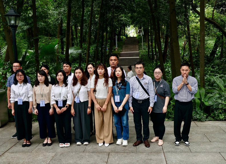 The delegation’s members pay tribute to martyr Pham Hong Thai at his grave in the Huanghuagang Cemetery Park. anh2.jpg