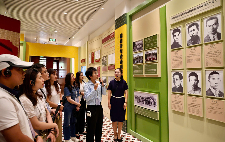 The reporters visit the Viet Nam Revolutionary Youth League's headquarters in Guangzhou. anh5.jpg