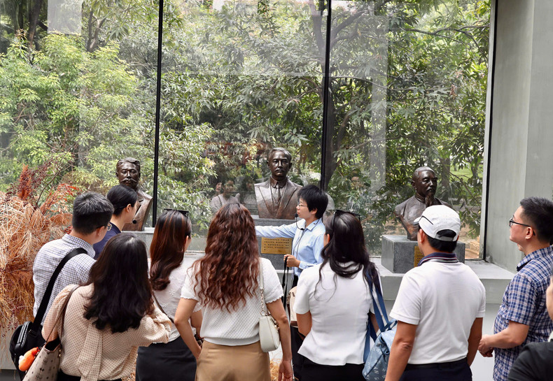 Reporters listen to the introduction of Huanghuagang Cemetery Park. anh3.jpg