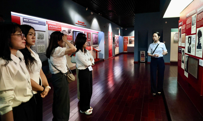 The delegation's members visit the Guangzhou Uprising Memorial Hall. anh10.jpg