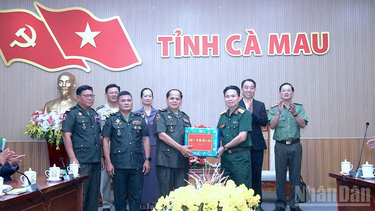 Members of the Koh Kong Province delegation present gifts to departments and agencies of Ca Mau Province.