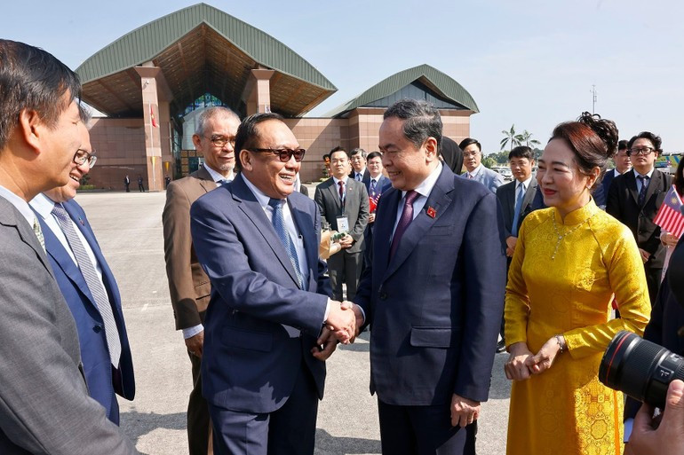 President of the Malaysian Senate Dato' Awang Bemee Awang Ali Basah bids farewell to NA Chairman Tran Thanh Man and his spouse. na6.jpg