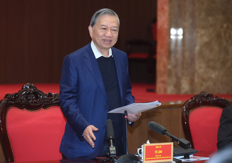 Party General Secretary To Lam delivers remarks at the working session.