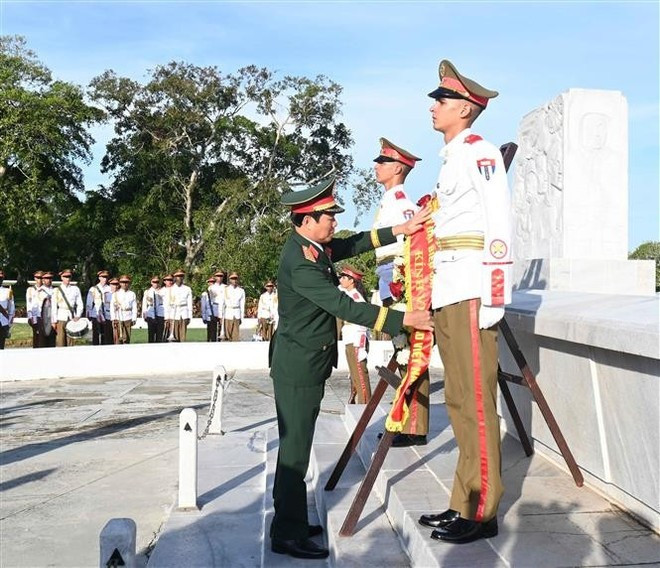 General Nguyen Tan Cuong, Chief of the VPA’s General Staff and Deputy Minister of National Defence, pays tribute to Cuban General Antonio Maceo. (Photo: VNA) General Nguyen Tan Cuong, Chief of the VPA’s General Staff and Deputy Minister of National Defence, pays tribute to Cuban General Antonio Maceo. (Photo: VNA)