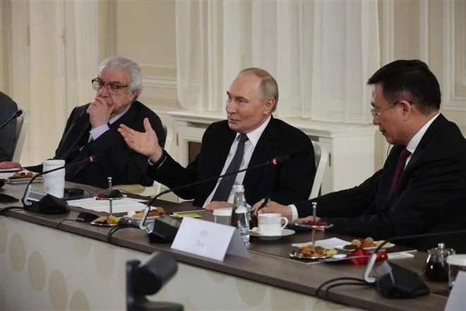 Russian President Vladimir Putin answers questions from heads of news agencies from the Organisation of Asia-Pacific News Agencies (OANA) at the meeting (Photo: VNA) Russian President Vladimir Putin answers questions from heads of news agencies from the Organisation of Asia-Pacific News Agencies (OANA) at the meeting (Photo: VNA)