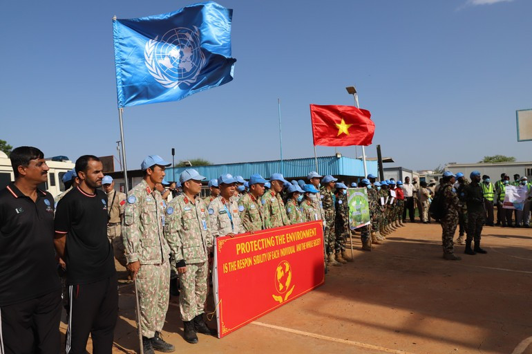 Vietnamese “blue beret” soldiers march with UNISFA colleagues for the environment. Vietnamese “blue beret” soldiers march with UNISFA colleagues for the environment.