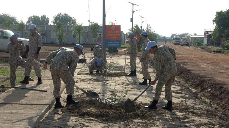 Members of Viet Nam’s Engineering Unit Rotation 3 actively collect trash and plant trees along the roads in the barracks area. Members of Viet Nam’s Engineering Unit Rotation 3 actively collect trash and plant trees along the roads in the barracks area.