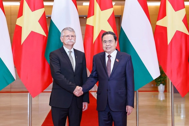 Chairman of the Vietnamese National Assembly Tran Thanh Man (right) and Speaker of the National Assembly of Hungary Kover Laszlo at their meeting in Ha Noi on October 20, 2025. (Photo: VNA) Chairman of the Vietnamese National Assembly Tran Thanh Man (right) and Speaker of the National Assembly of Hungary Kover Laszlo at their meeting in Ha Noi on October 20, 2025. (Photo: VNA)