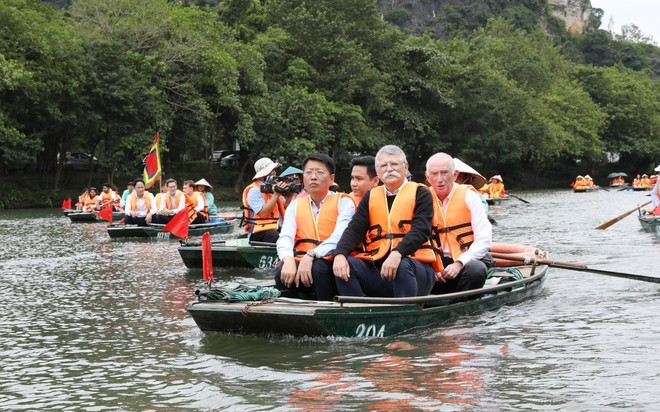 Speaker of the National Assembly of Hungary Kover Laszlo visits the Trang An ecotourism area, part of the Trang An landscape complex – a UNESCO World Cultural and Natural Heritage Site in Ninh Binh province. (Photo: VNA) Speaker of the National Assembly of Hungary Kover Laszlo visits the Trang An ecotourism area, part of the Trang An landscape complex – a UNESCO World Cultural and Natural Heritage Site in Ninh Binh province. (Photo: VNA)