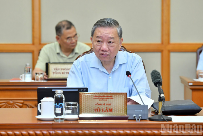Party General Secretary To Lam delivers remarks at the meeting. tolam2.jpg