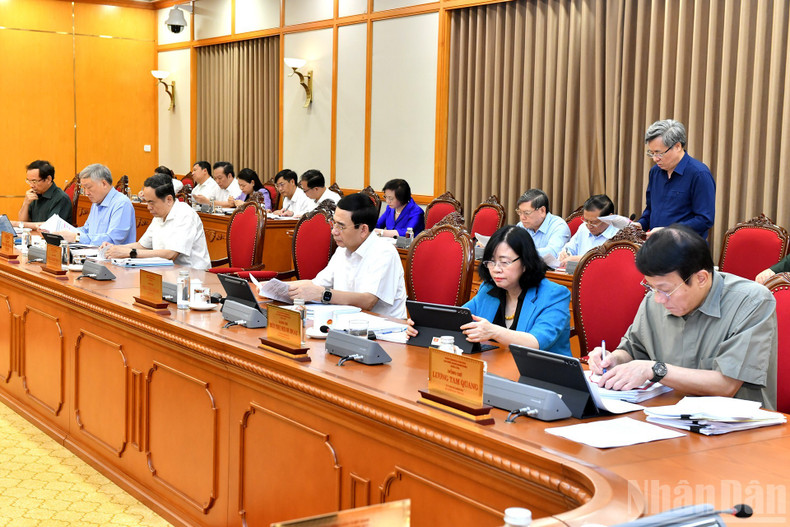 Party and State leaders and other delegates attend the meeting. tolam7.jpg