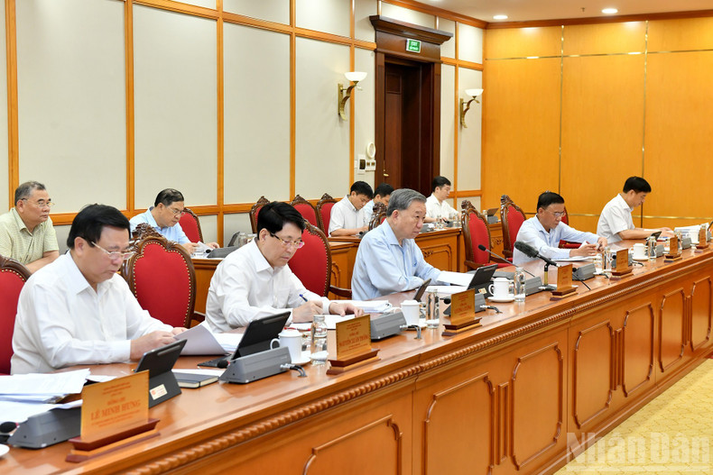 General Secretary To Lam and fellow leaders of the Party and State attend the meeting. tolam3.jpg