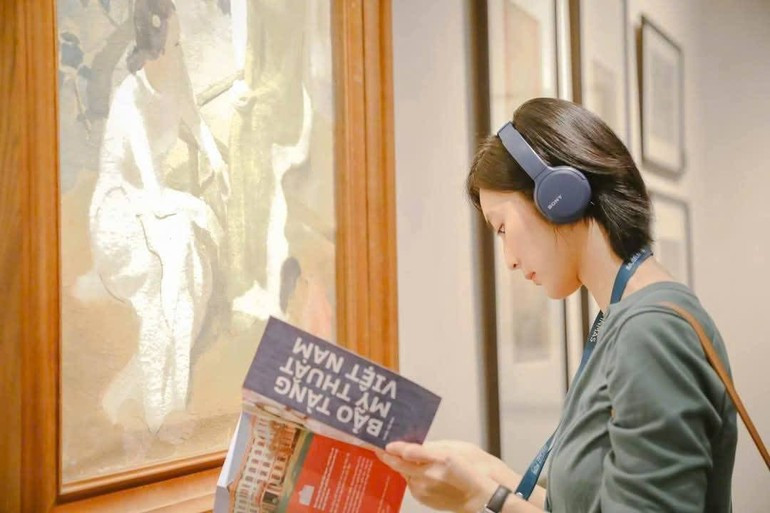 Visitors experience the iMuseum VFA multimedia guide application at the Viet Nam Fine Arts Museum. (Photo: VNFAM)