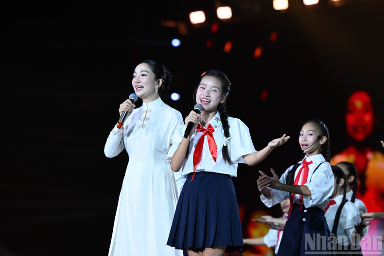 A medley of “Ai yeu Bac Ho Chi Minh hon thieu nien nhi dong” (Who Loves President Ho Chi Minh more than children” and “Bac Ho – Nguoi cho em tat ca” (Uncle Ho – The One Who Gives Me Everything) was performed by singer Pham Thu Ha alongside young child singers. 11.jpg