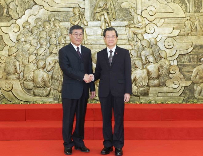 Member of the Central Committee of the Communist Party of Viet Nam (CPV) and Deputy Head of the CPV Central Committee&apos;s Commission for Internal Affairs Le Hong Quang (R) and deputy secretary-general of the Communist Party of China (CPC) Central Committee&apos;s Commission for Political and Legal Affairs Wang Yixing. (Photo: VNA)