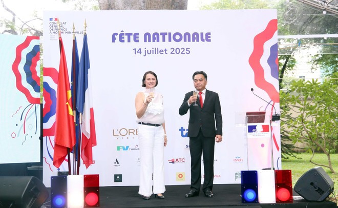 Vice Chairman of the Ho Chi Minh City People’s Committee Nguyen Loc Ha (right) and French Consul General in Ho Chi Minh City Emmanuelle Pavillon-Grosser raise a toast in celebration of France’s Bastille Day. (Photo: VNA) Vice Chairman of the Ho Chi Minh City People’s Committee Nguyen Loc Ha (right) and French Consul General in Ho Chi Minh City Emmanuelle Pavillon-Grosser raise a toast in celebration of France’s Bastille Day. (Photo: VNA)
