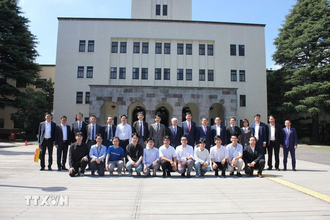 The Vietnamese delegation and students at the Tokyo University of Science (Photo: VNA) viet-nam-nhat-ban-8178.jpg